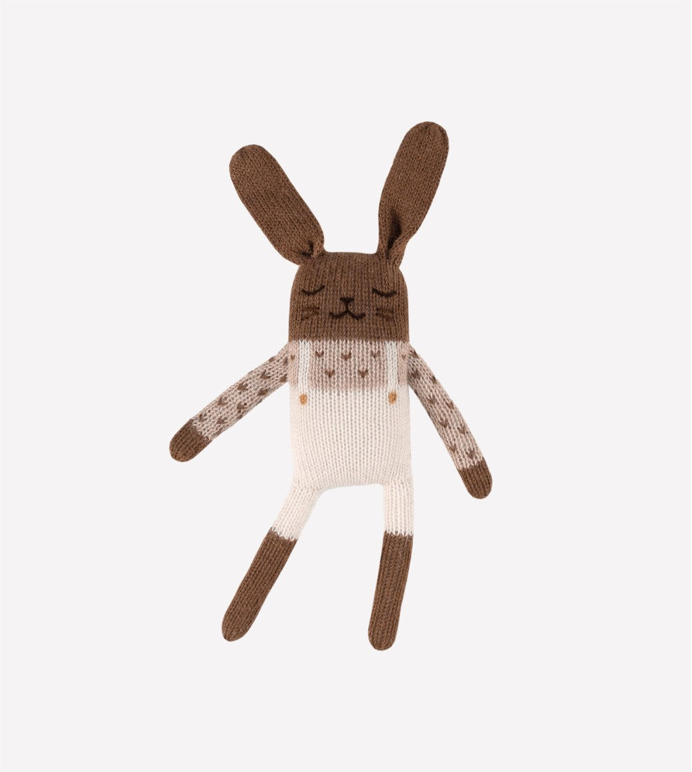 Gebreid knuffel konijntje - Ecru overalls - Alpaca wol - Main Sauvage - productfoto