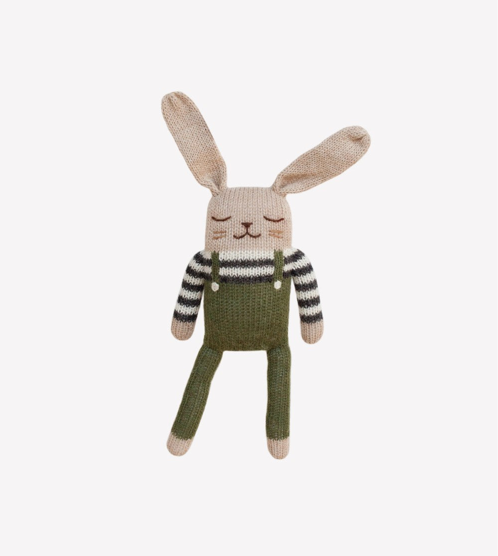 Gebreid knuffel konijntje - Olijfgroene overall - Alpaca wol - Main Sauvage x Organic Zoo - productfoto