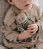 Gebreid knuffel konijntje - Olijfgroene overall - Alpaca wol - Main Sauvage x Organic Zoo - productfoto - afbeelding 2