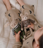 Gebreid knuffel konijntje - Olijfgroene overall - Alpaca wol - Main Sauvage x Organic Zoo - productfoto - afbeelding 3