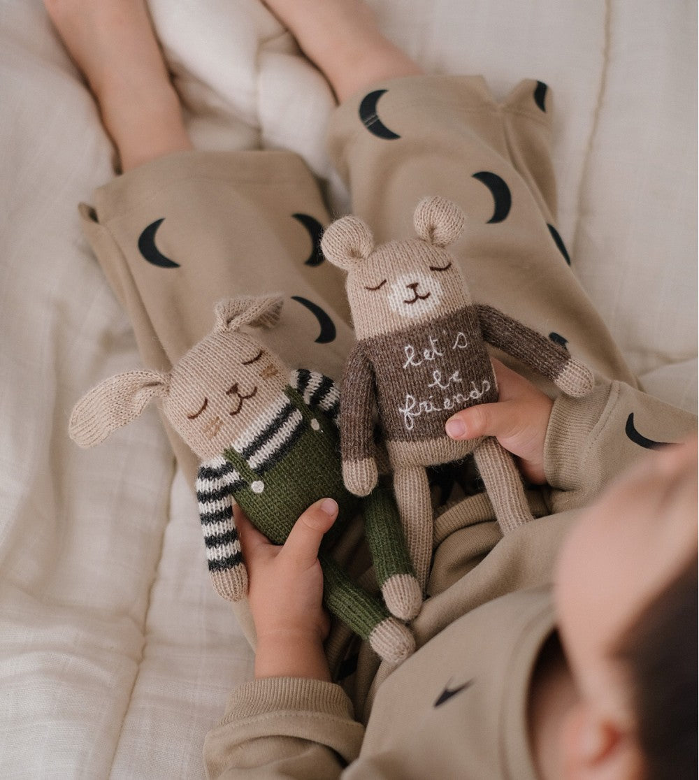 Gebreid knuffel konijntje - Olijfgroene overall - Alpaca wol - Main Sauvage x Organic Zoo - productfoto - afbeelding 3