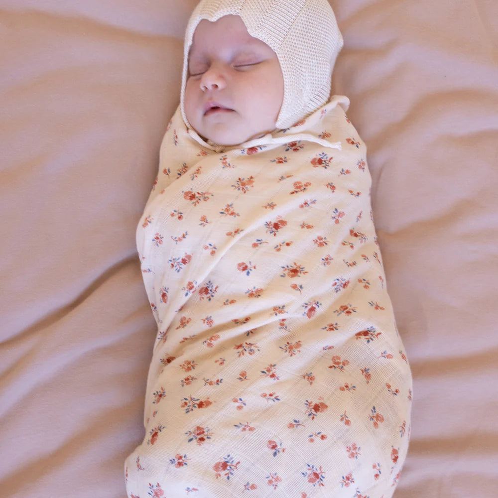 Swaddle Berries - 120x120 cm - 100% biologisch katoen - GOTS - CamCam Copenhagen ingebakerd