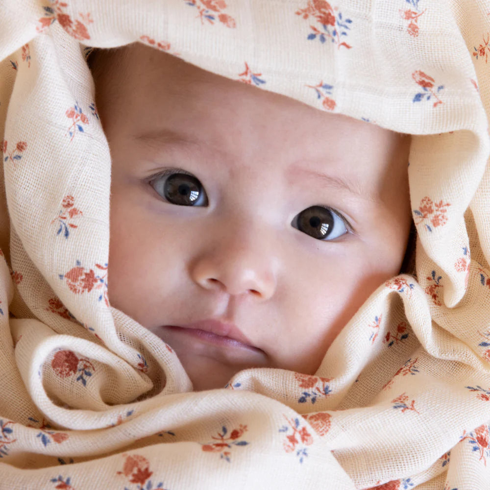 Swaddle Berries - 120x120 cm - 100% biologisch katoen - GOTS - CamCam Copenhagen baby close up