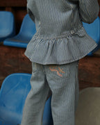 Gestreepte twill broek - Wide leg & geborduurd detail - Spijkerbrok - Copenhagen Colors achter model