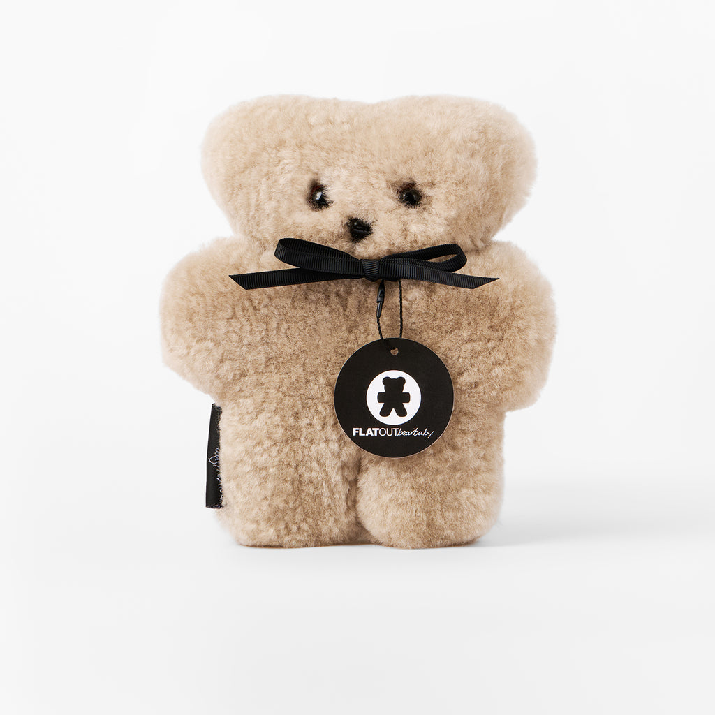 FLATOUTbear Baby - 100% Australische schapenvacht - Wollen knuffel latte voorkant