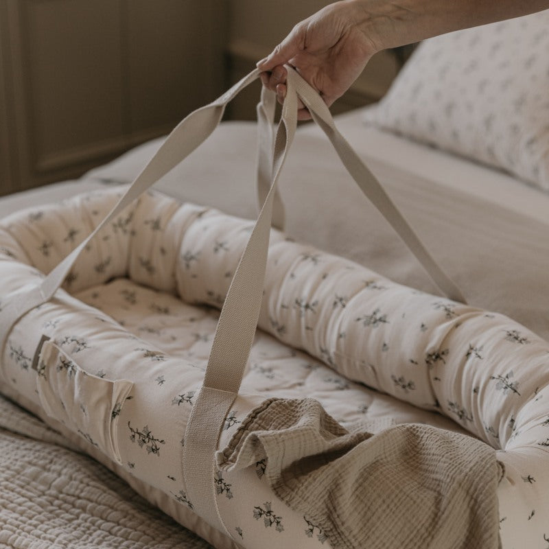 Garbo & Friends - Satin Baby Nest - Bluebell - Babynest - Biologisch Satijn katoen - handvatten