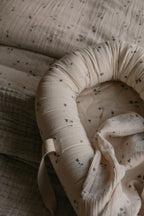 Garbo & Friends - Satin Baby Nest - Viola -  Babynest - Biologisch Satijn Katoen - op bed