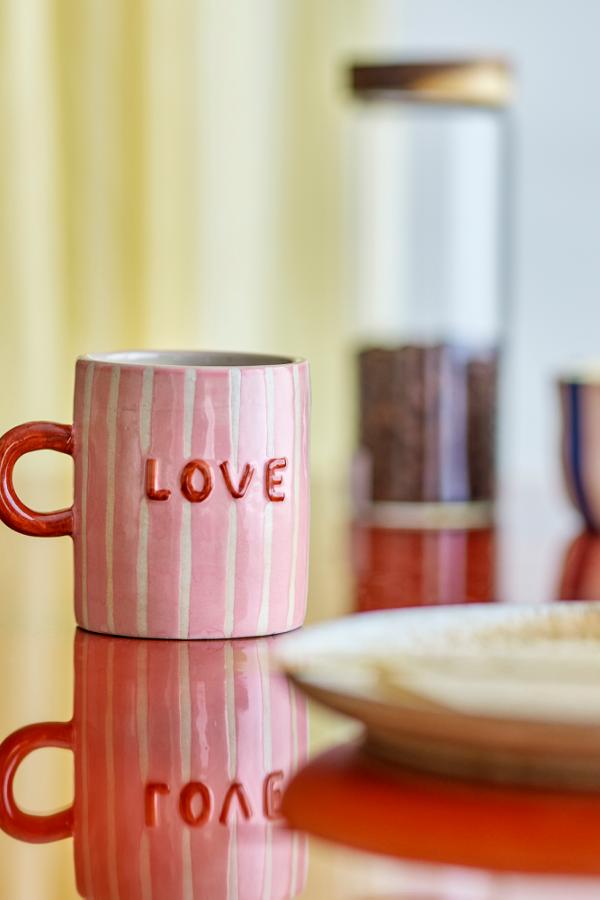 Cherish Mug Rose – Bloomingville: roze mok op tafel met het opschrift Love.