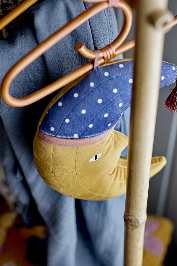 Aranya Hanger Nature – Bloomingville MINI: detail van een hanger aan een houten kledingrek.
