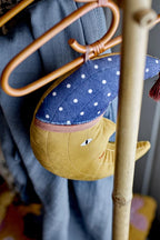 Aranya Hanger Nature – Bloomingville MINI: detail van een hanger aan een houten kledingrek.