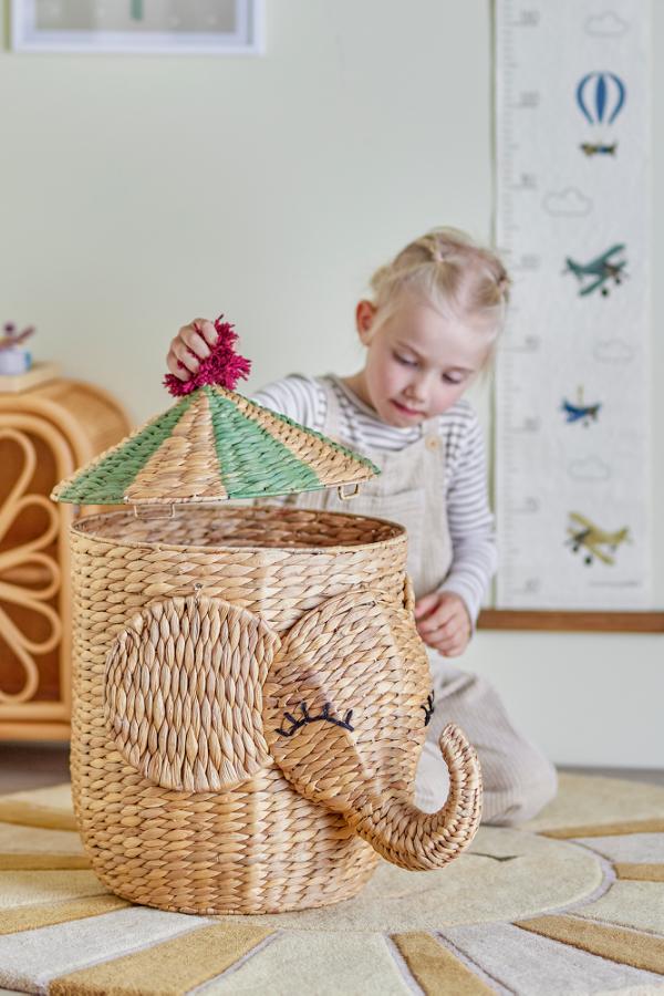 Bobo Basket Nature – Elefanten-Aufbewahrungskorb mit Deckel – Bloomingville MINI: Kind mit dem Elefantenkorb auf dem Boden.