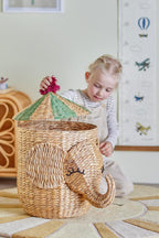 Bobo Basket Nature – Elefanten-Aufbewahrungskorb mit Deckel – Bloomingville MINI: Kind mit dem Elefantenkorb auf dem Boden.