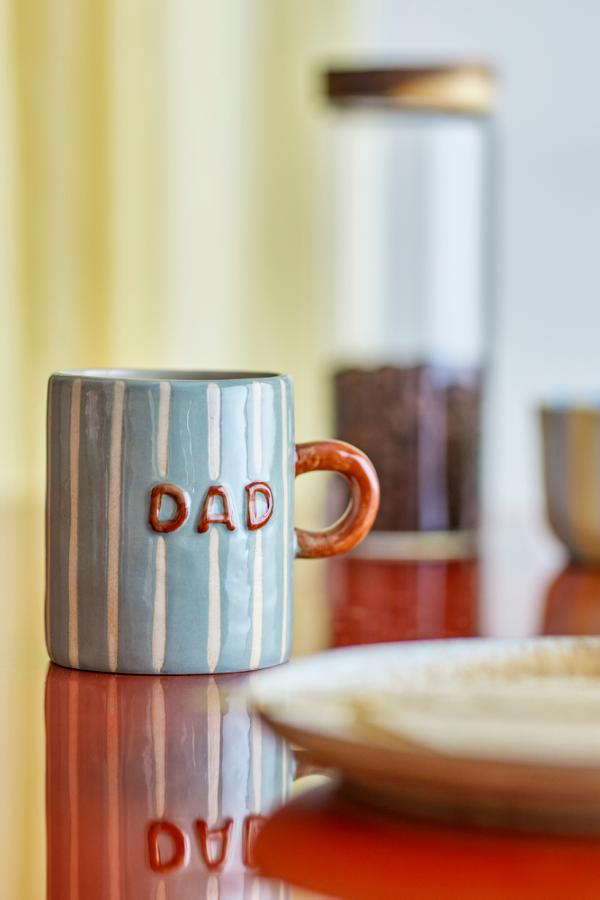 Cherish Mug Blue – Mug en céramique peint à la main avec Dad – Bloomingville : mug bleu sur une table avec l'inscription Dad.