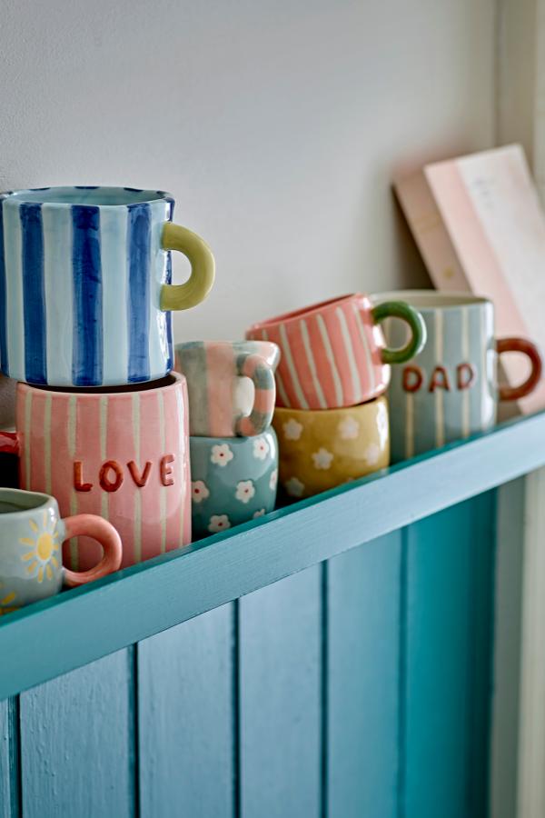Cherish Mug Blue – Mug en céramique peint à la main avec Dad – Bloomingville : différents mugs colorés sur un buffet.