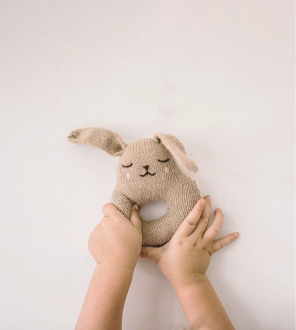 Soft rattle - Rabbit/Bunny rattle - Alpaca wool - Sand/Beige - Main Sauvage