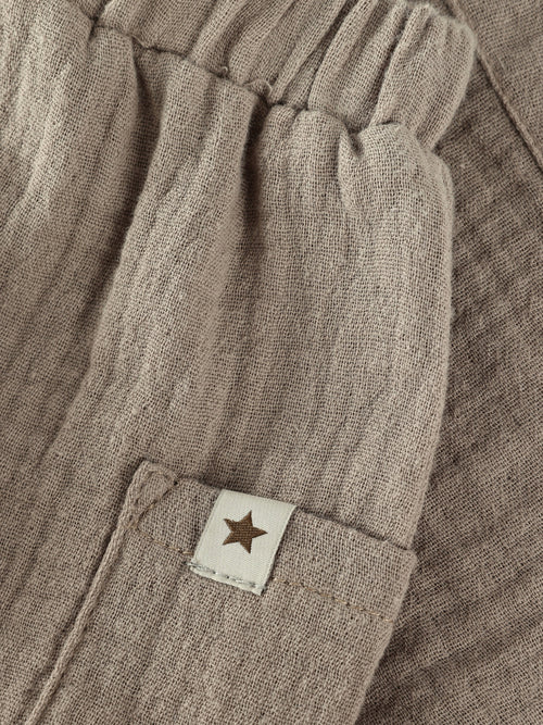 Baby broekje - Biologisch katoen/Mousseline - Bruin/Moon Rock - Huttelihut close up