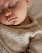 Sweater Georgette -Babytruitje - Sand - Merinowol - HVID - sfeerfoto