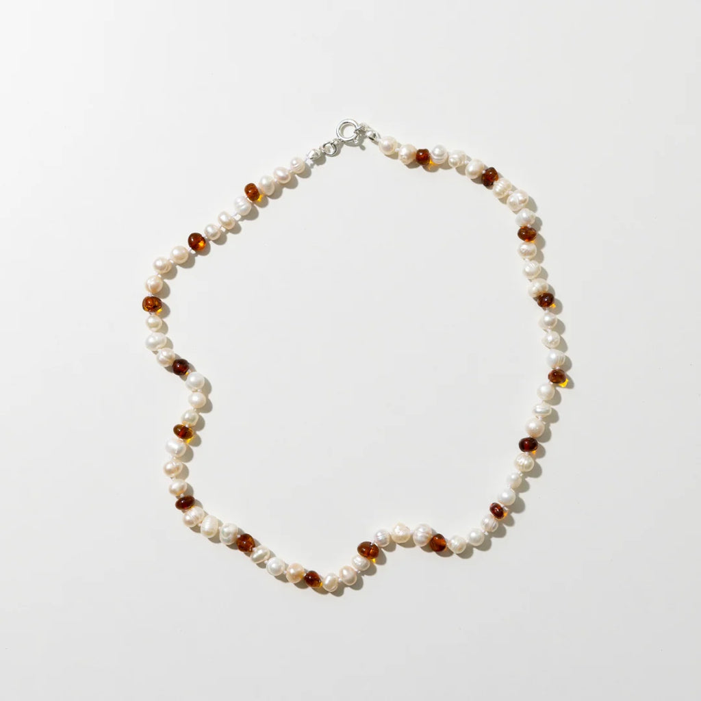 Pearly Caramel Adult Necklace – Damesketting met zoetwaterparels en karamelkleurig barnsteen – Nirrimis