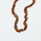 Raw Caramel Adult Necklace – Collier pour femme en ambre brut caramel – Nirrimis
