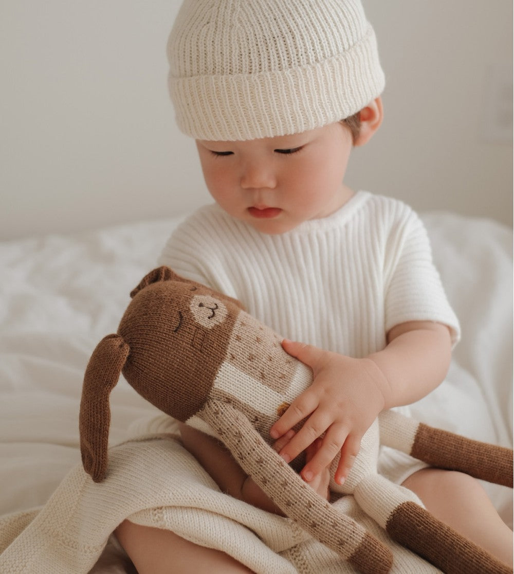 Grote konijnen knuffel - Large bunny - Ecru overall - Alpaca wol - Main Sauvage - productfoto - afbeelding 3