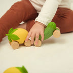 Speelgoedauto Lou the Lemon met garage & racebaan - 0+ jaar - Natuurrubber & FSC-hout - Oli & Carol - productfoto - afbeelding 5