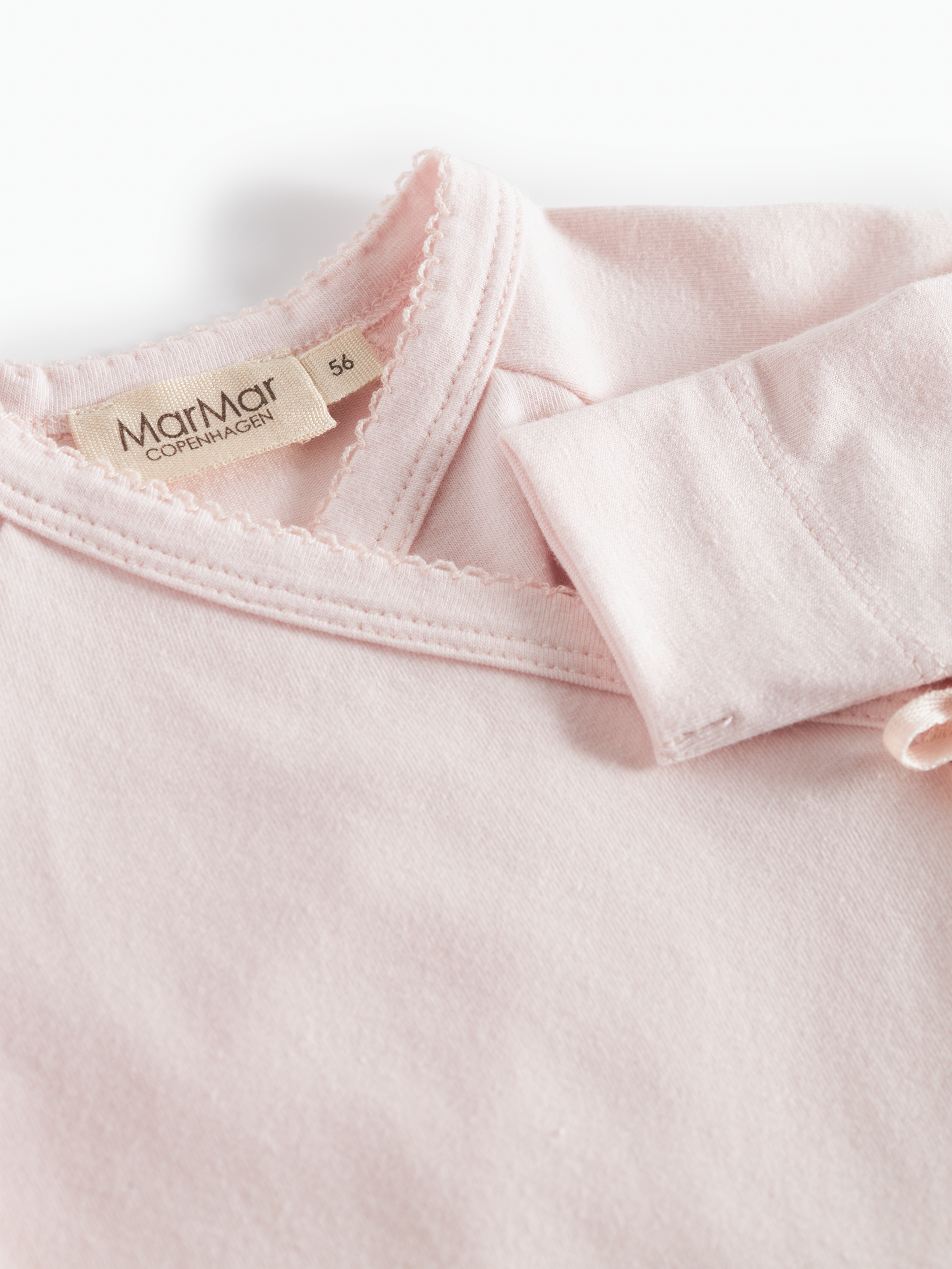 MarMar Copenhagen Belita Wikkelromper met Lange Mouwen – Zacht Baby Romper  Biologisch Katoen & TENCEL™ Modal close up rosa roze
