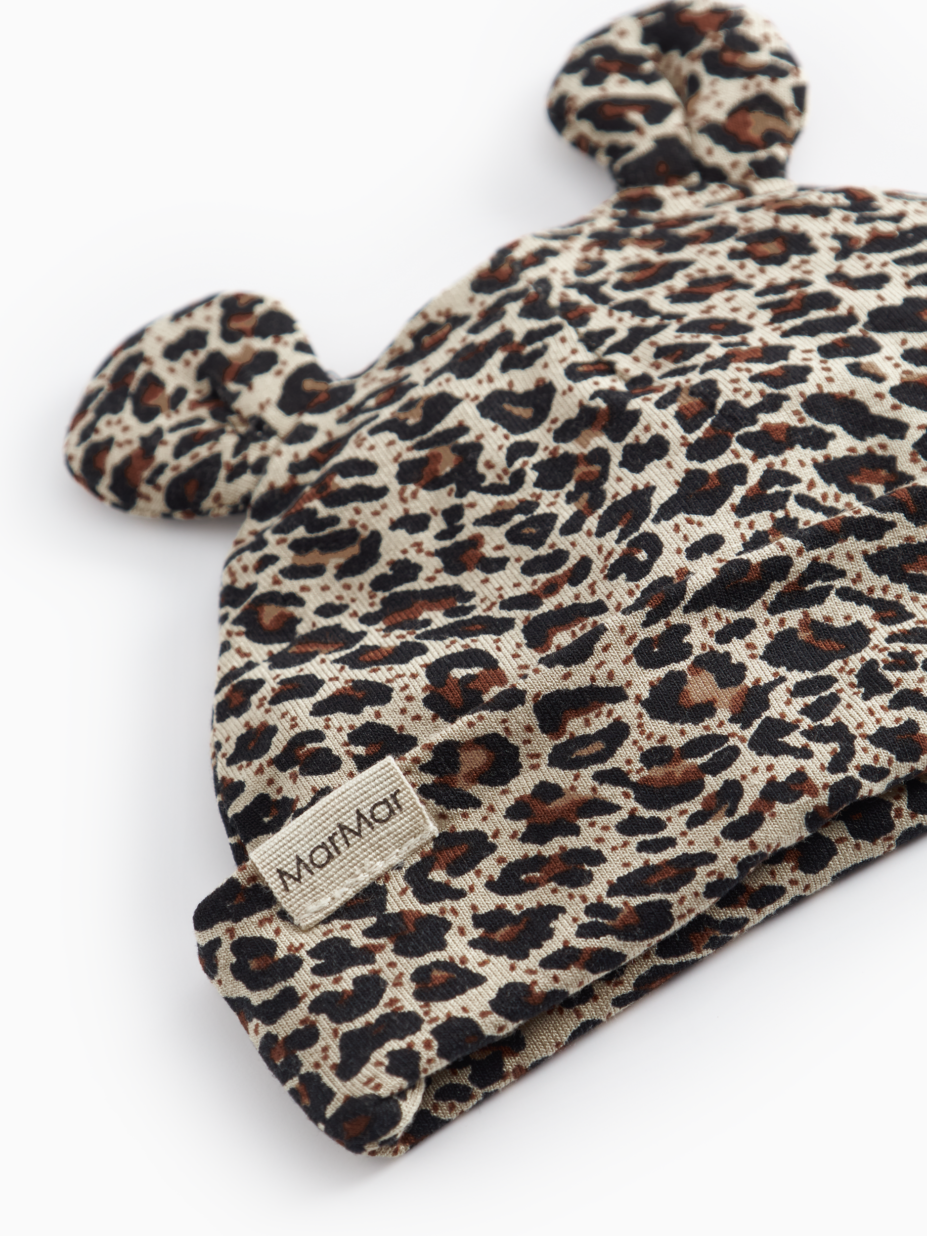 Baby Mutsje met oortjes - Leo Aiko Ear Beanie - Biologisch katoen en modal - Panterprint - MarMar Copenhagen close up
