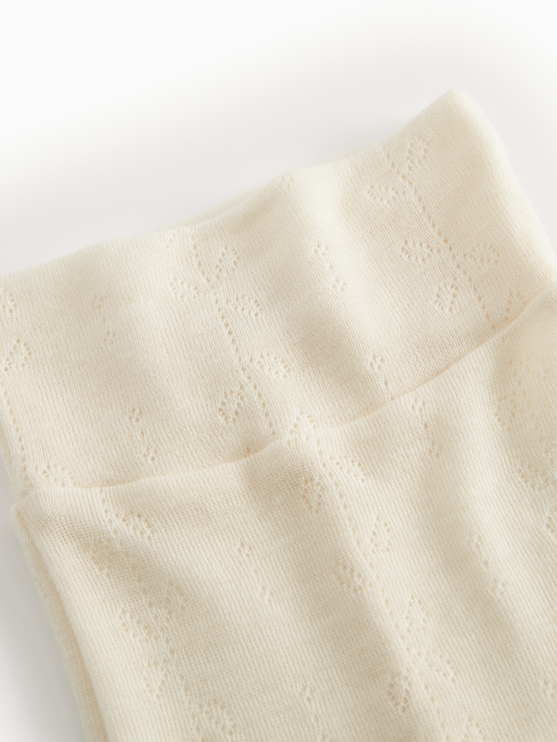 MarMar Copenhagen Piva broekje Pointelle in 100% merinowol zacht wit merinowol baby broekje met voetjes  en elegant pointelle breisel voor newborn detail natural wit