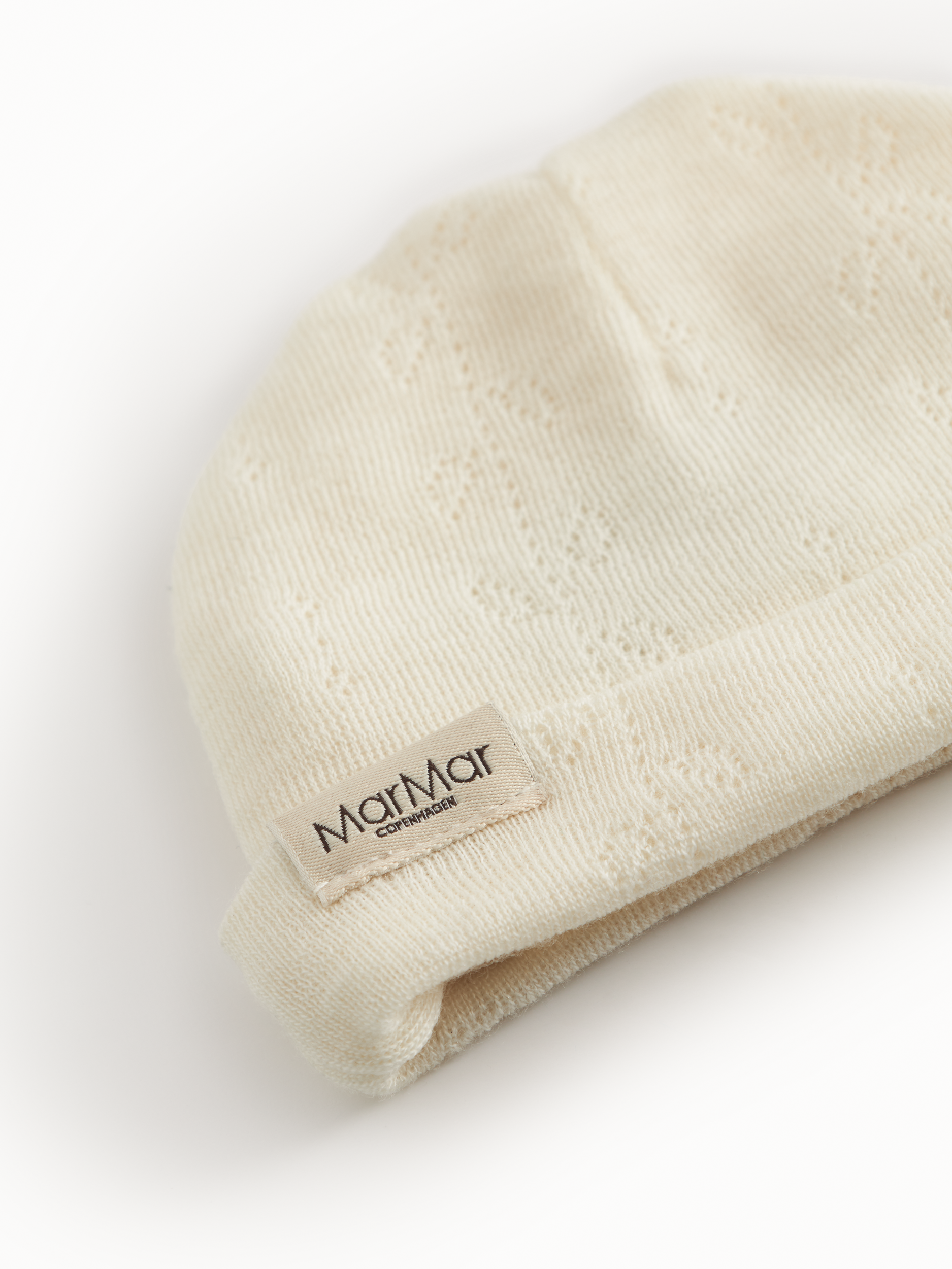Zacht MarMar Copenhagen Piva pointelle merinowol mutsje voor baby thermoregulerend en kriebelvrij close up detail naturel wit