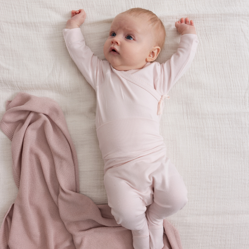 MarMar Copenhagen Belita Wikkelromper met Lange Mouwen – Zacht Baby Romper  Biologisch Katoen & TENCEL™ Modal baby in kleur rosa roze