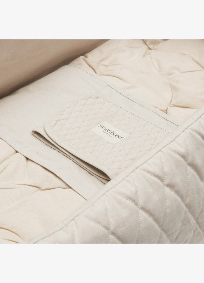 Moonboon - Mattress Fixi - Baby matras fixeerband- 100% biologisch katoen - GOTS - bovenaanzicht in wieg