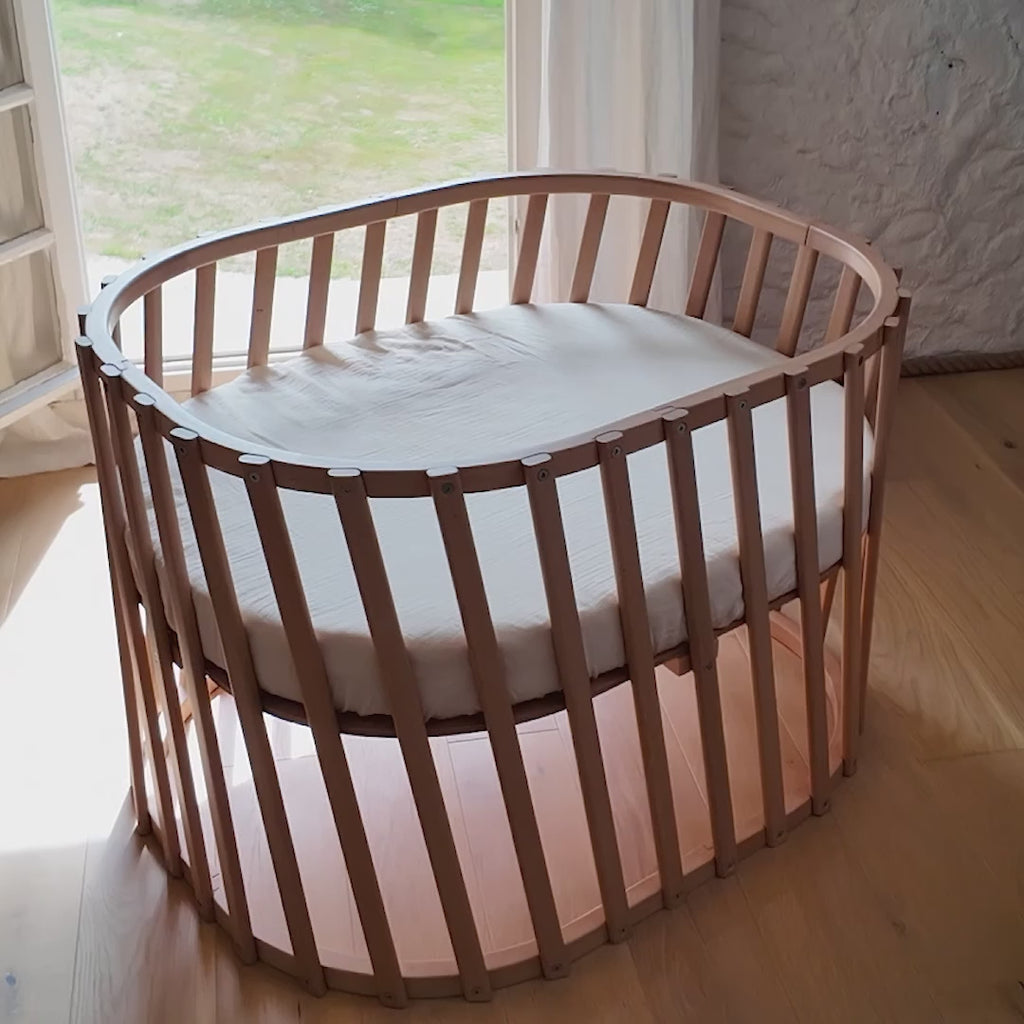 LUGO mitwachsendes Babybett aus Holz - Mitwachsendes Holzbett 70x90 / 70x140 cm - Von Geburt bis 7 Jahre - Charlie Crane