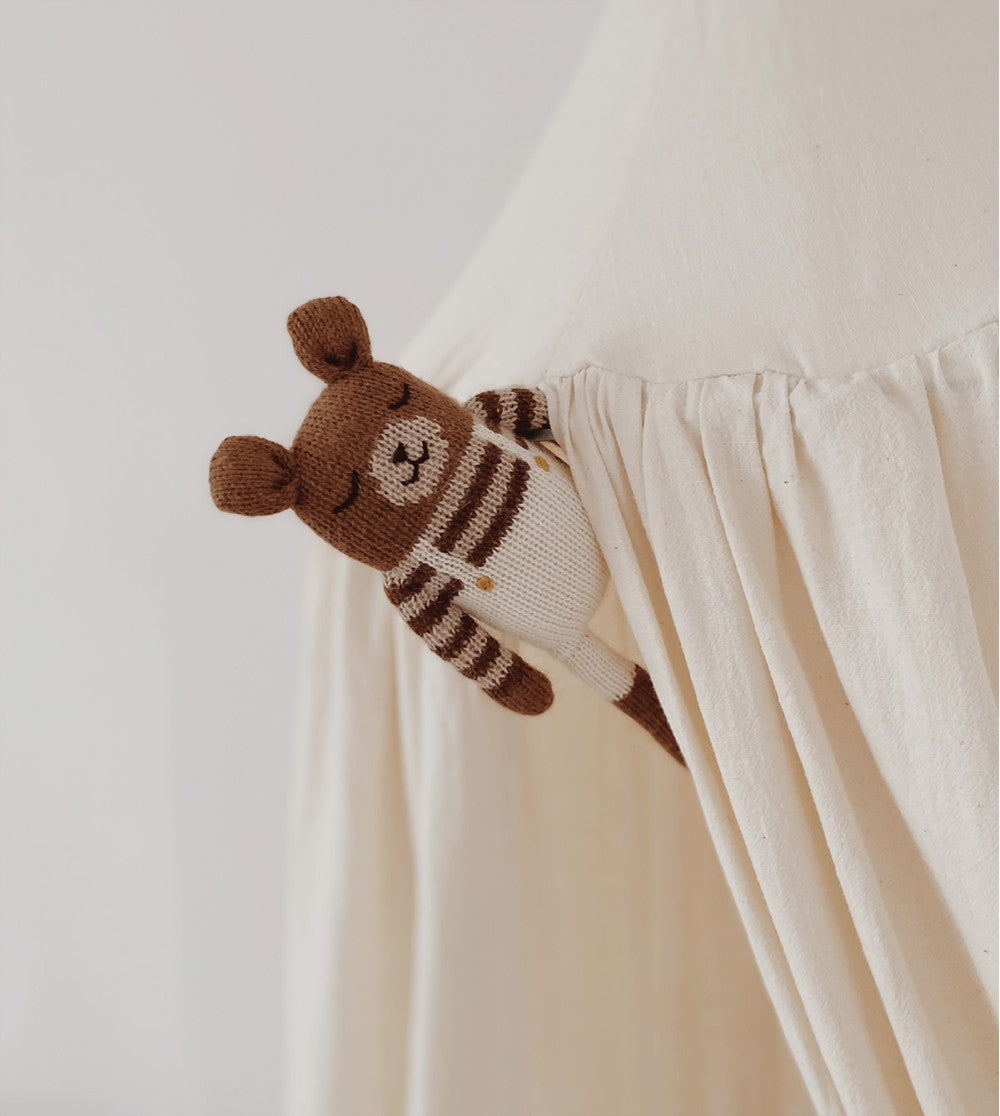 Knitted cuddly bear/teddy - Ecru overalls - Alpaca wool - Main Sauvage