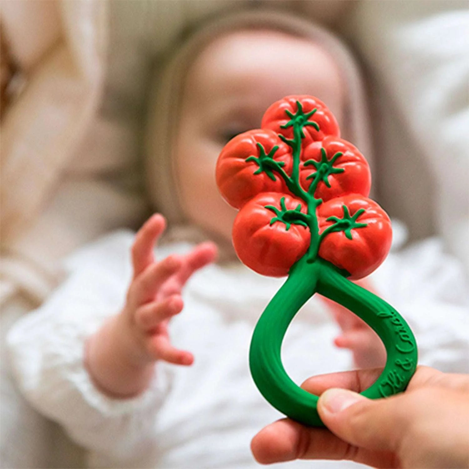 Tomaat rammelaar & bijtring - Natuurrubber - Tomato Rattle Toy - Oli & Carol - productfoto - afbeelding 3