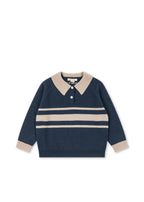 Polo en laine Basi – Dark Blue Stripe – Konges Sløjd : polo en laine bleu foncé avec col clair et rayures, vue de face.