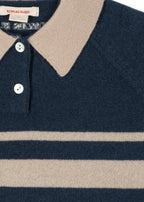 Polo en laine Basi – Dark Blue Stripe – Konges Sløjd : détail du col clair, des boutons et des rayures du polo bleu.