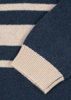 Polo en laine Basi – Dark Blue Stripe – Konges Sløjd : détail des rayures claires et du bord de manche du polo bleu.