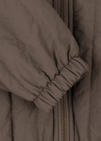 Thermojas Juno Bomber – Walnut – Konges Sløjd: detail van het elastische mouwboord van de bomberjas.