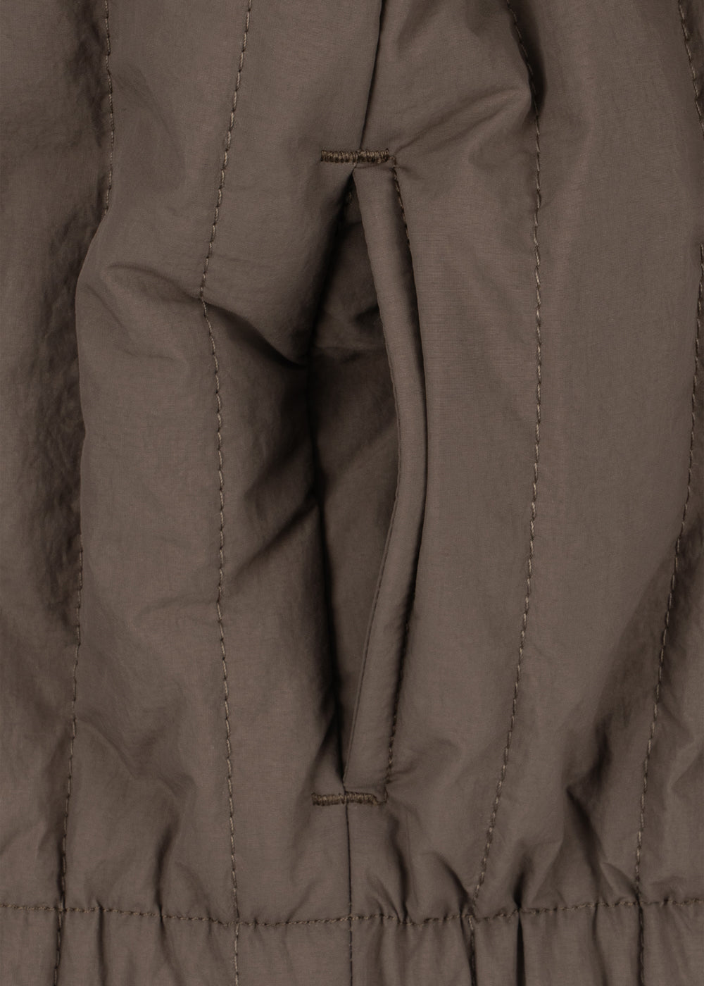 Thermojas Juno Bomber – Walnut – Konges Sløjd: detail van de binnenkant en het ophanglusje van de jas.