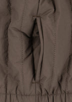 Thermojas Juno Bomber – Walnut – Konges Sløjd: detail van de binnenkant en het ophanglusje van de jas.