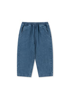 Denimhose Magot – Denim Blue – Konges Sløjd: blaue Denimhose mit elastischem Bund, Vorderansicht.