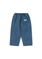 Denimhose Magot – Denim Blue – Konges Sløjd: Rückseite der blauen Denimhose mit Gesäßtasche.