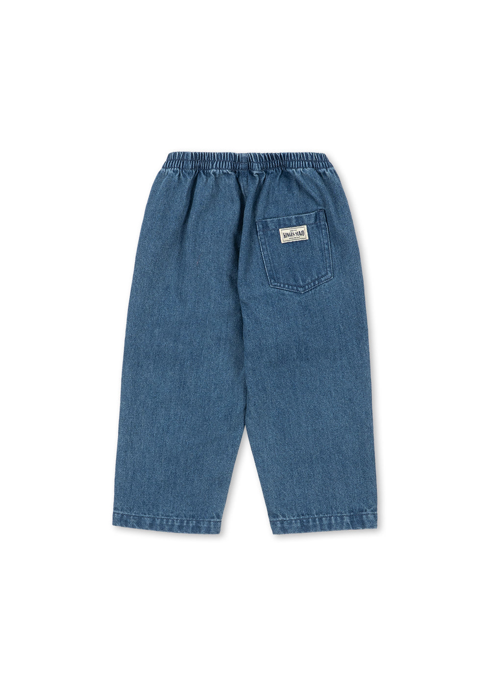 Denimhose Magot – Denim Blue – Konges Sløjd: Rückseite der blauen Denimhose mit Gesäßtasche.