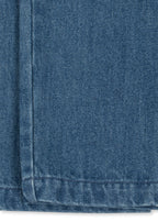 Denimhose Magot – Denim Blue – Konges Sløjd: Detail der Nähte und des Saums der blauen Denimhose.