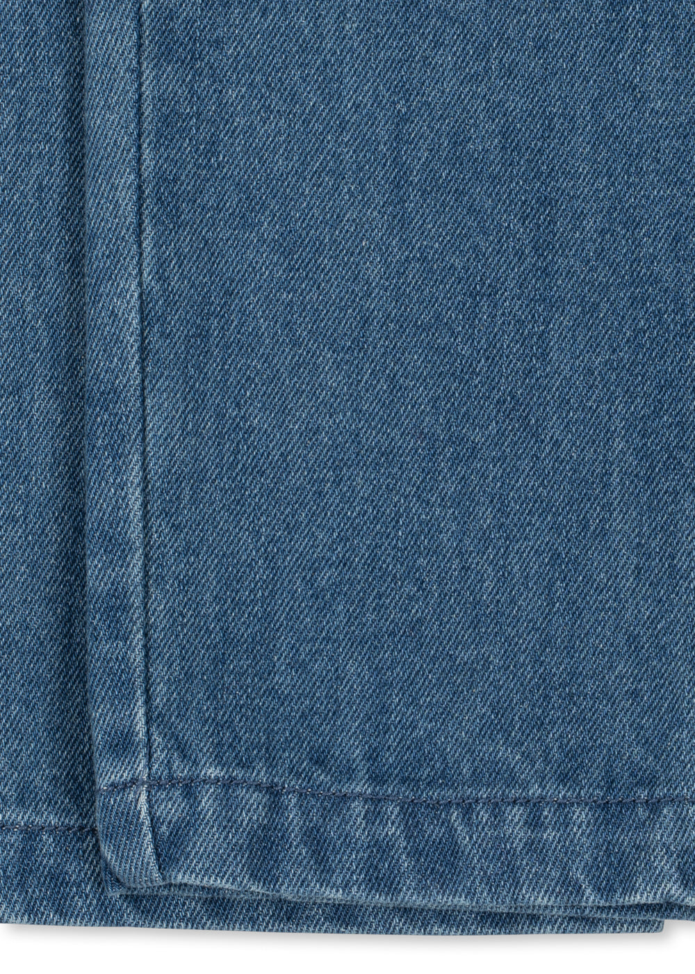 Denimhose Magot – Denim Blue – Konges Sløjd: Detail der Nähte und des Saums der blauen Denimhose.