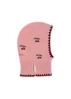 Cagoule en laine Collette – Pale Blush – Konges Sløjd : cagoule en tricot rose avec cerises et liseré sombre, vue de profil.