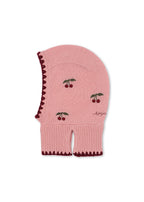 Cagoule en laine Collette – Pale Blush – Konges Sløjd : cagoule en tricot rose avec cerises et liseré sombre, vue de profil.
