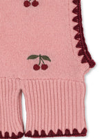 Cagoule en laine Collette – Pale Blush – Konges Sløjd : détail des cerises, du liseré sombre et de la bordure côtelée de la cagoule.