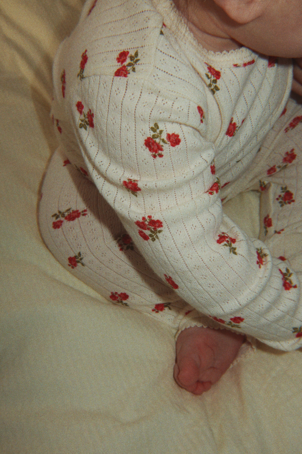 Minnie Pants – Rosa Rouge – Pantalon bébé doux fleuri – Coton bio GOTS – Konges Sløjd