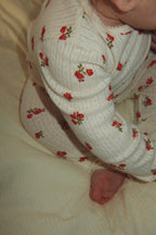 Minnie Pants – Rosa Rouge – Pantalon bébé doux fleuri – Coton bio GOTS – Konges Sløjd